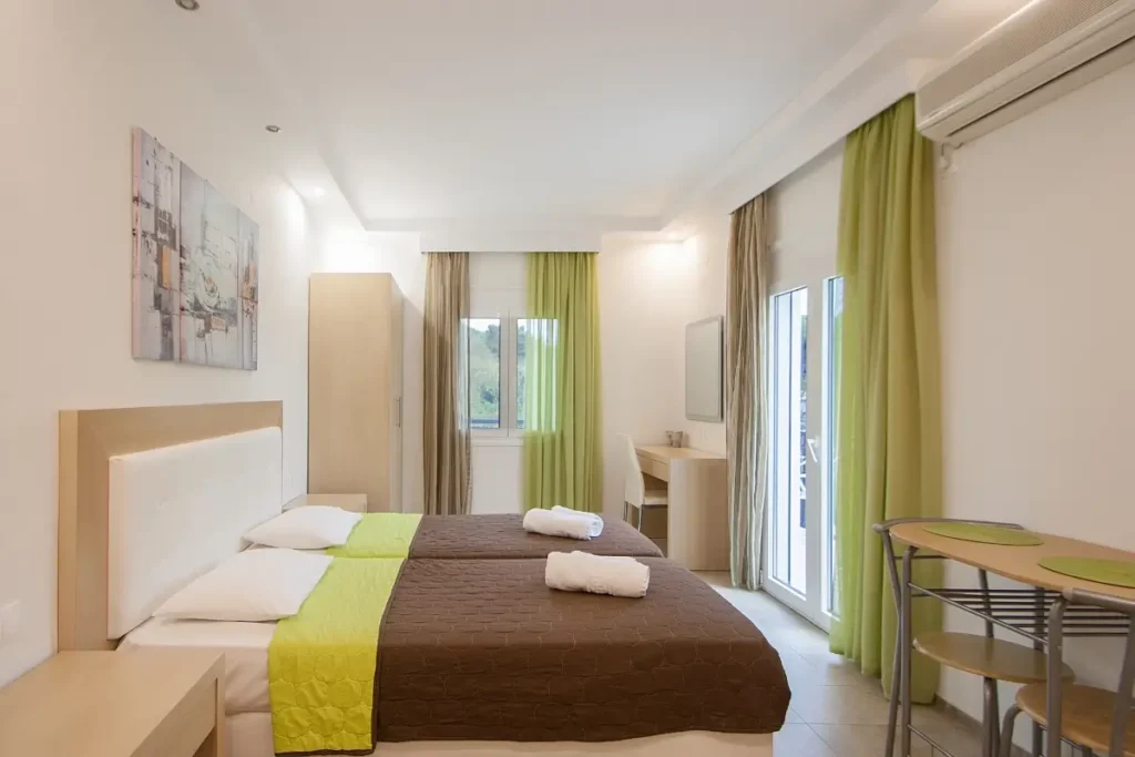 STUDIO WITH GARDEN VIEW 4